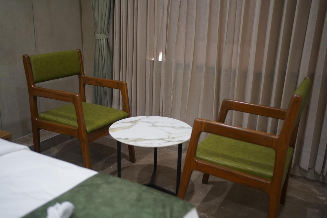 Hotel Stature Inn Kevadia Kültér fotó